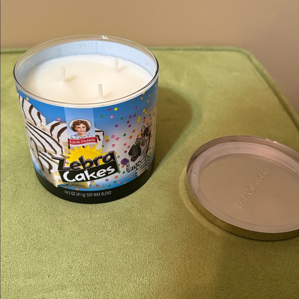 GooseCreek x Little Debbie Zebra Cakes Candle - Picture 9 of 10